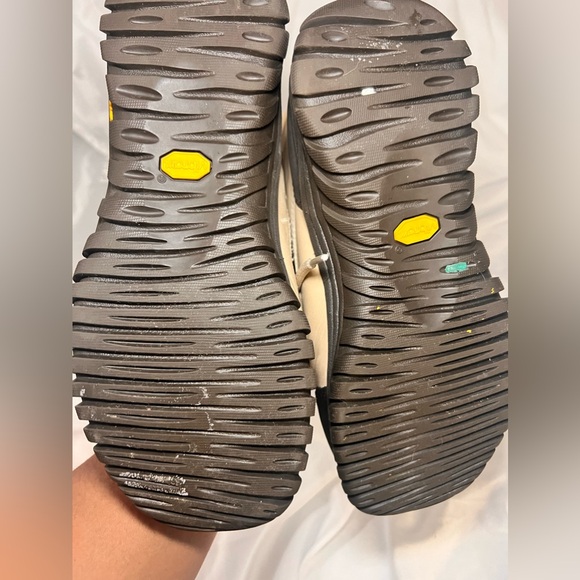 UGG women’s Adirondack III boot size 8 in cream colour - Picture 5 of 14